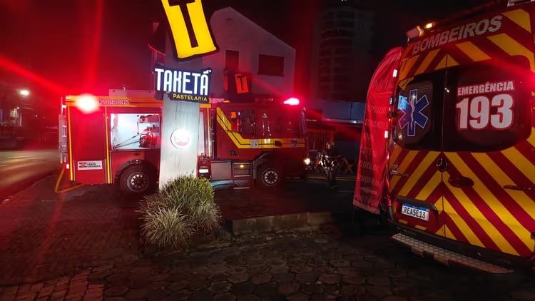 Pastelaria é atingida por incêndio durante a madrugada em Blumenau
