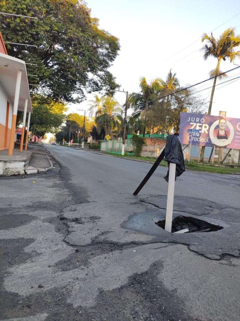 Buraco é tapado menos de 24 horas após alerta do TN Sul em Criciúma
