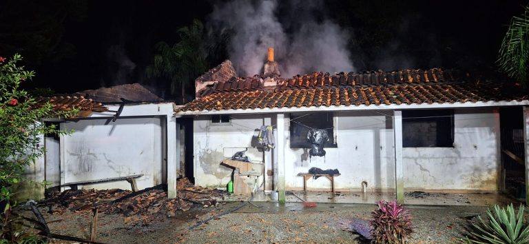 Incêndio destrói casa e mobiliza bombeiros em Santa Rosa de Lima