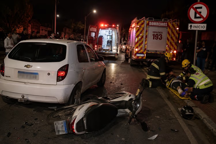 Pedestre sofre fratura exposta após ser atingido por moto em Brusque