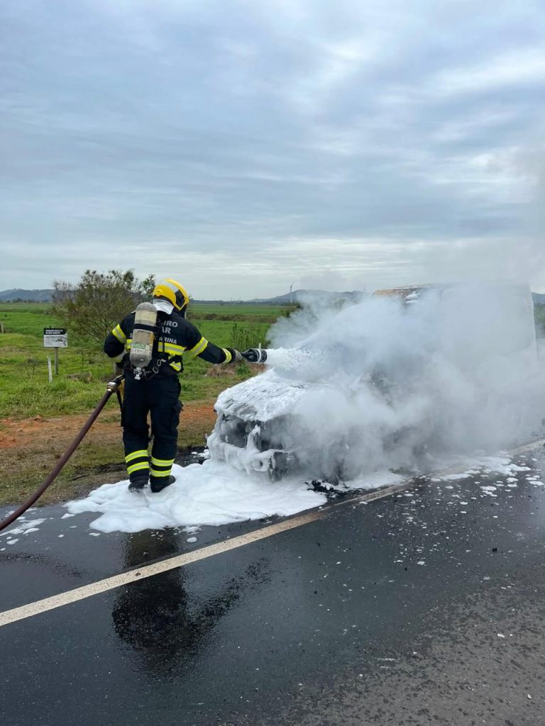 Furgão pega fogo após falha mecânica em Tubarão