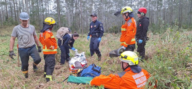 Jovem é resgatado após se ferir com motosserra durante trabalho em SC