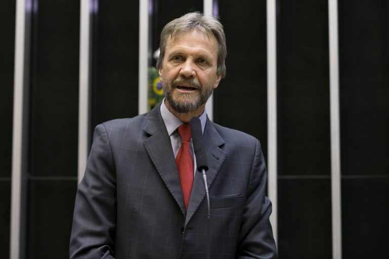 Deputado Pedro Uczai sofre AVC após passar mal durante reunião na Câmara