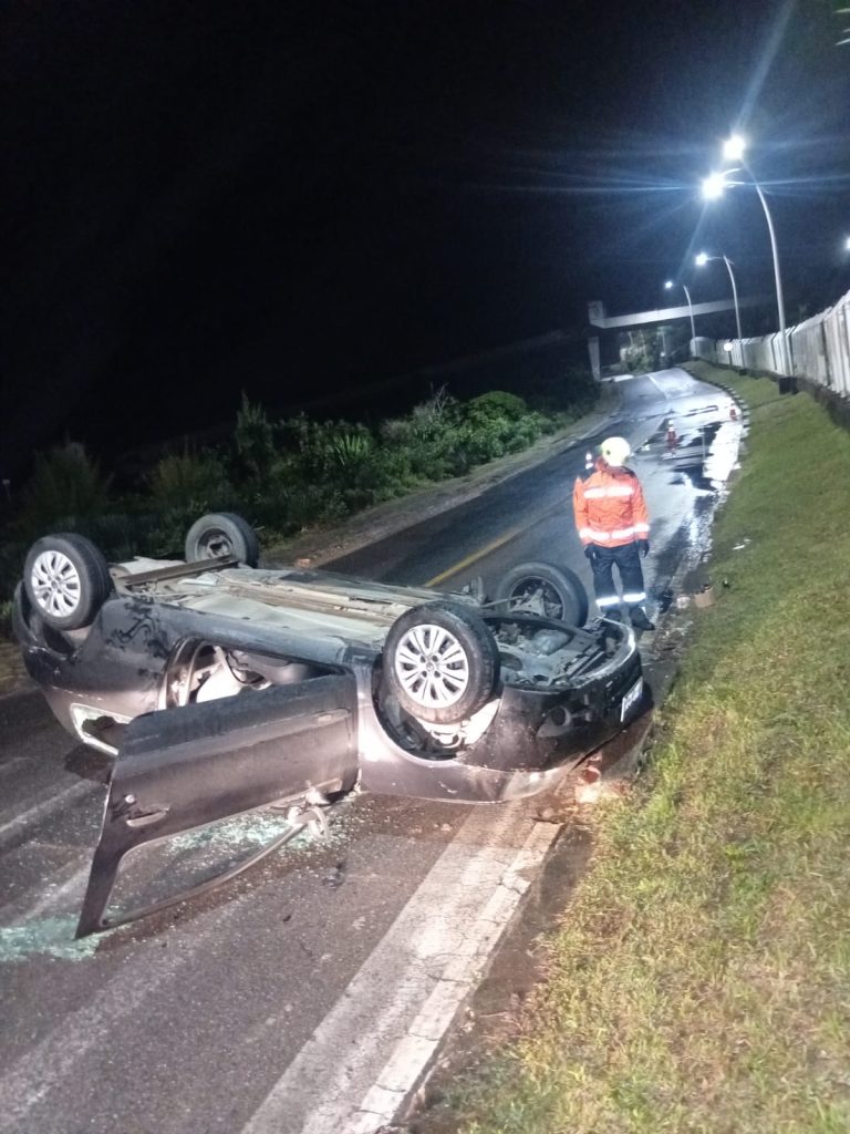 Carro capota após motorista perder o controle em curva em Laguna