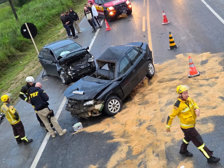 Homem morre e mulher fica ferida após colisão entre dois carros na BR-282