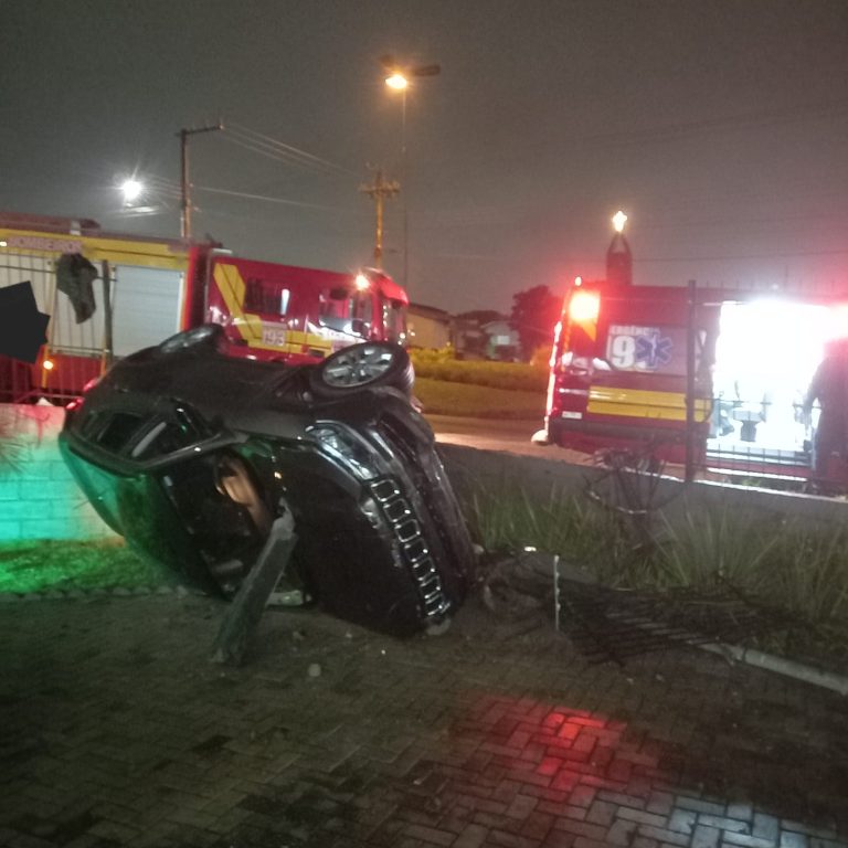 Motorista fica ferido após sair da pista e colidir contra muro em Içara