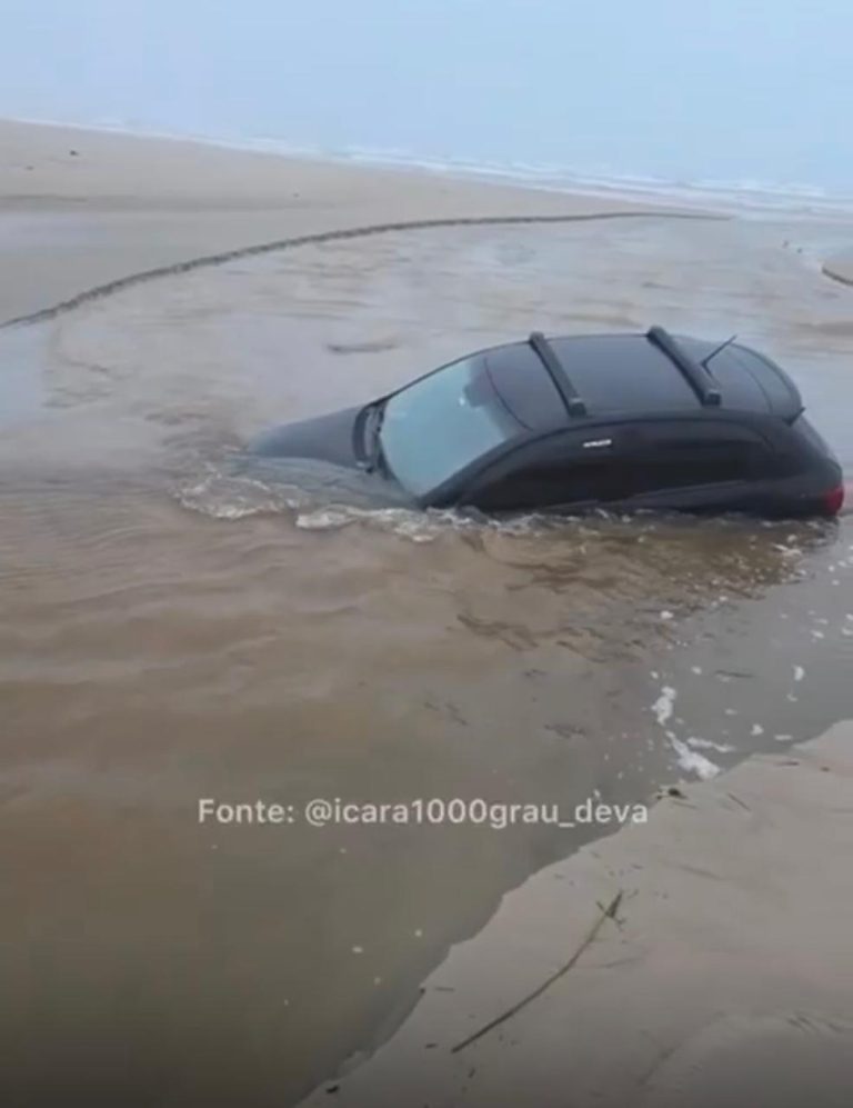(Vídeo)Carro fica atolado e é cercado pela água na faixa de areia do Rincão