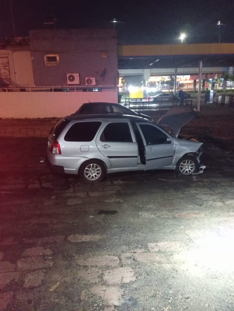 Princípio de incêndio atinge carro em posto de gasolina em Sombrio