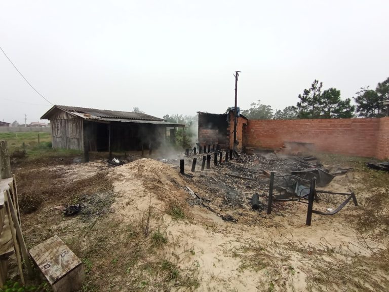 Incêndio destrói casa e mobiliza bombeiros em Balneário Gaivota