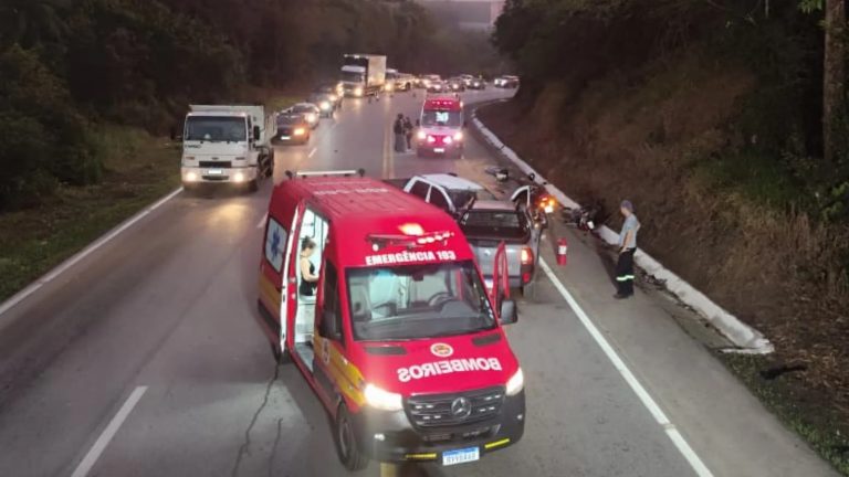 Colisão entre dois carros e moto deixa uma pessoa morta na BR-282