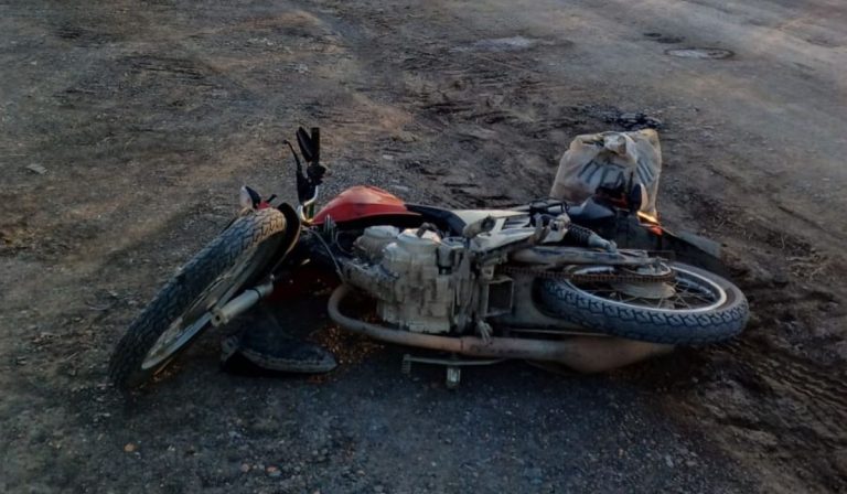 Homem morre após perder controle de moto e cair em estrada em SC