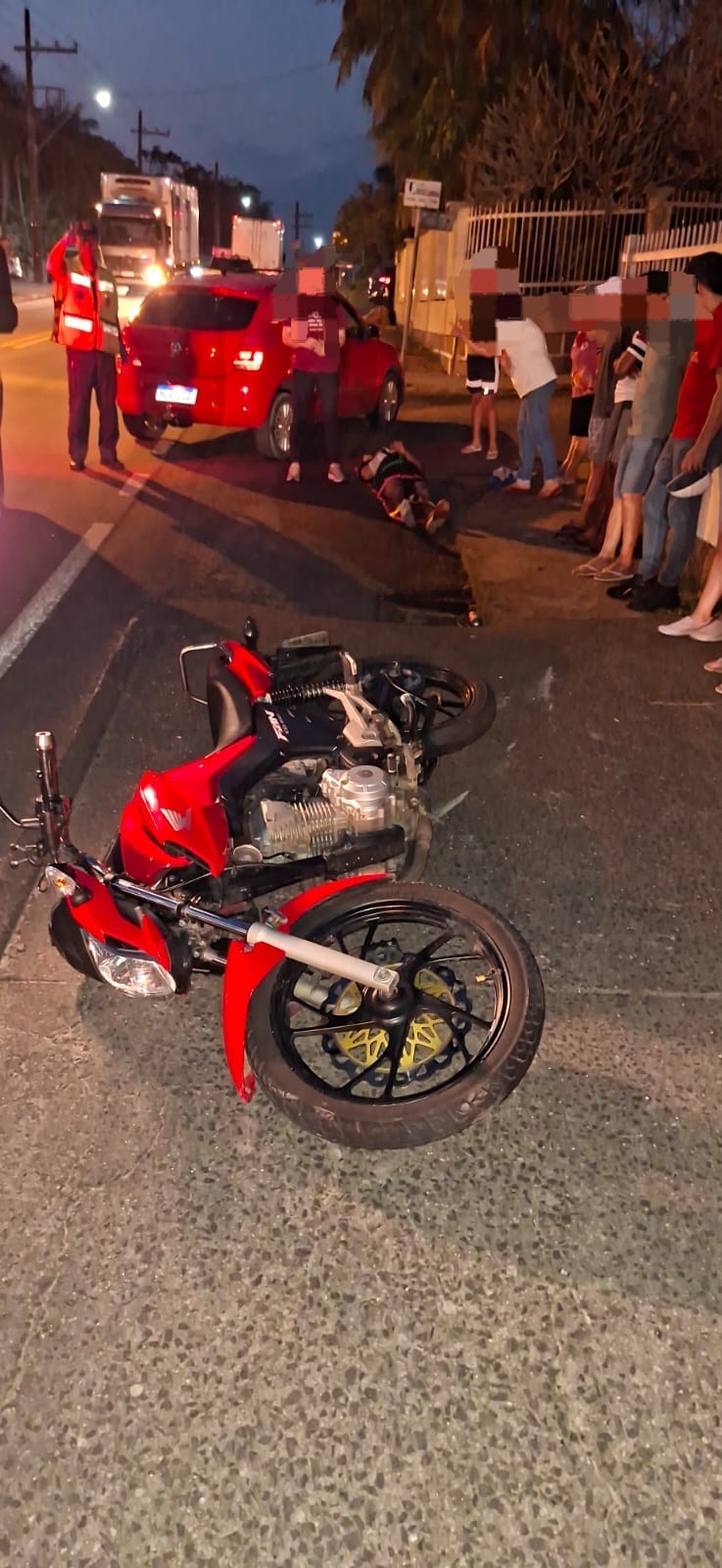 Colisão entre carro e moto deixa dois feridos na SC-108 em Urussanga