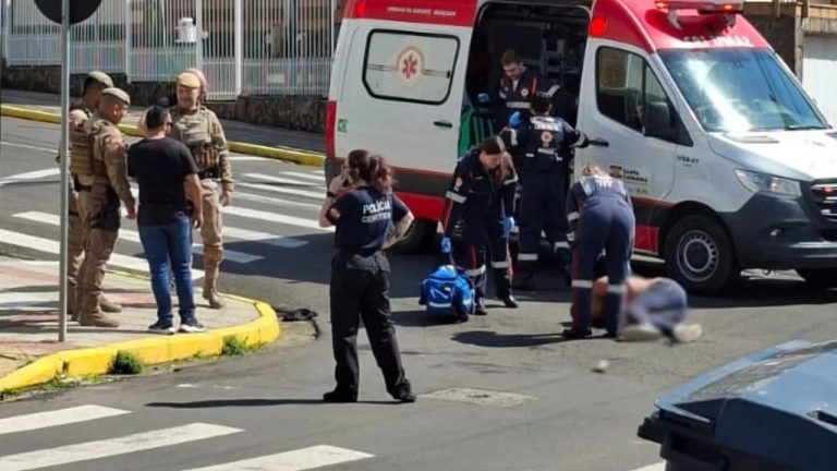 Homem persegue crianças, avança contra policial e acaba baleado em SC