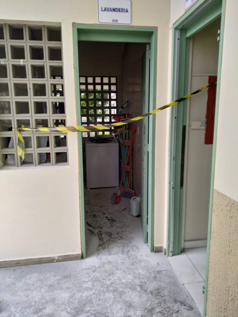 Funcionário controla fogo em máquina de lavar dentro de escola em Criciúma