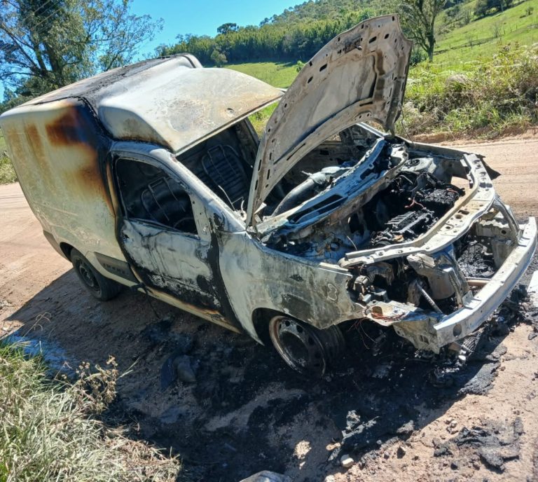 Fiorino com cilindro de GNV pega fogo em Urussanga