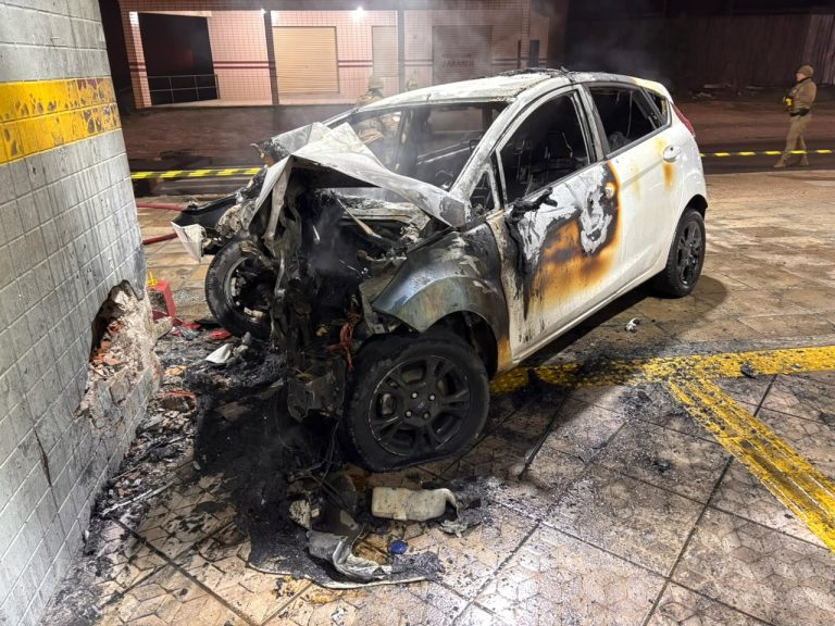 Carro pega fogo após bater em terminal e motorista morre carbonizado