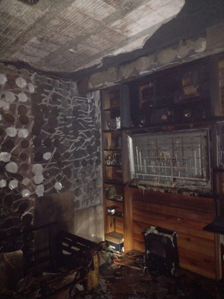 Incêndio atinge residência e deixa sala de TV destruída em SC