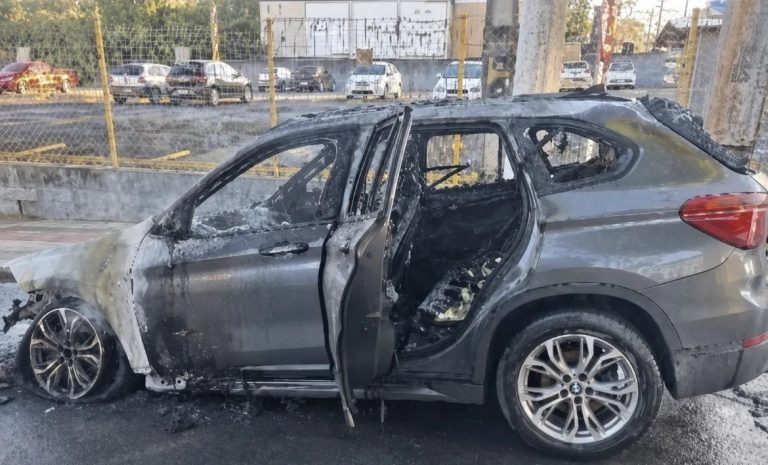BMW pega fogo após fumaça sair do ar-condicionado em Criciúma