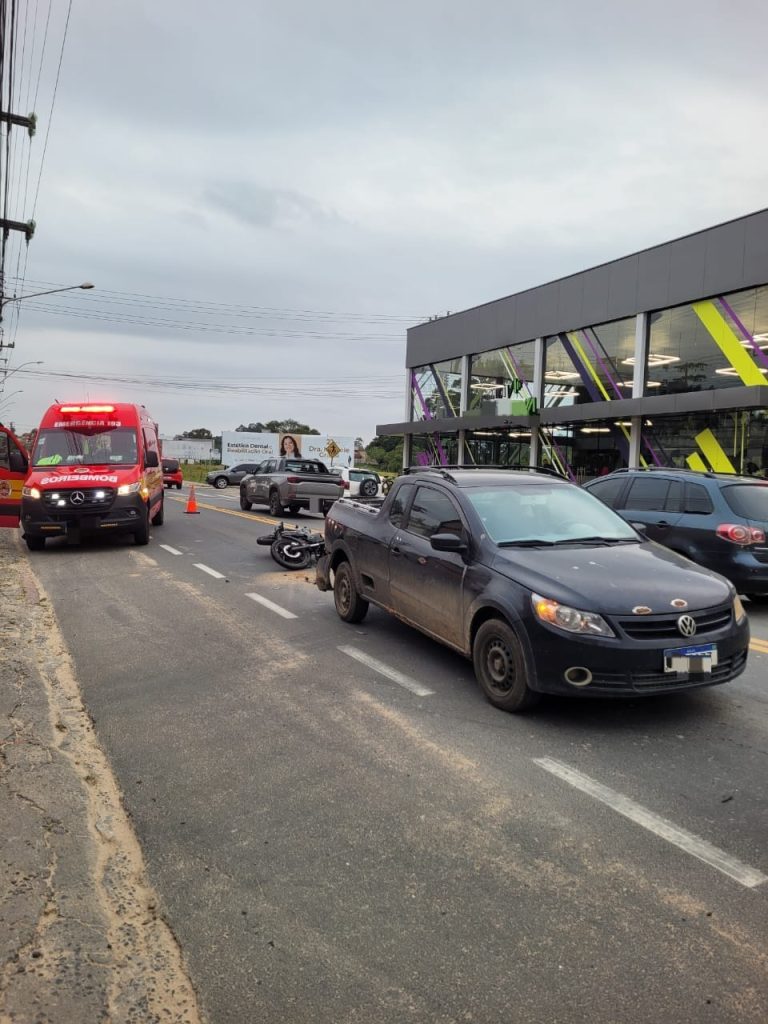 Motociclista fica ferido após colisão com carro em Morro da Fumaça