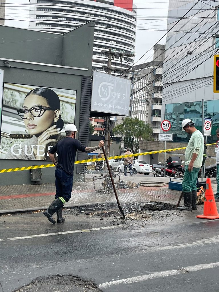 (VÍDEO) Obra da Casan deixa trânsito lento próximo ao Hospital São José