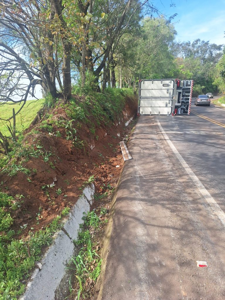 Motorista morre após caminhão tombar na SC-157