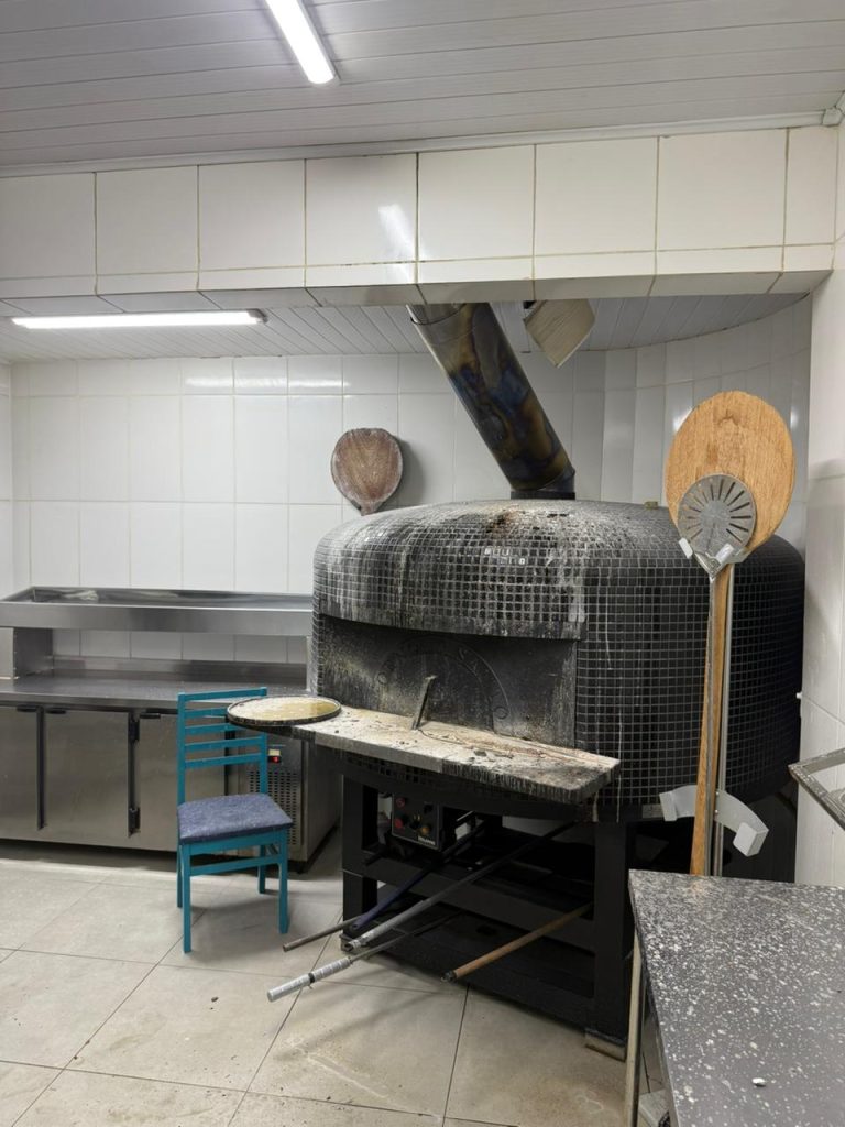 Funcionários controlam fogo em chaminé de restaurante em Araranguá