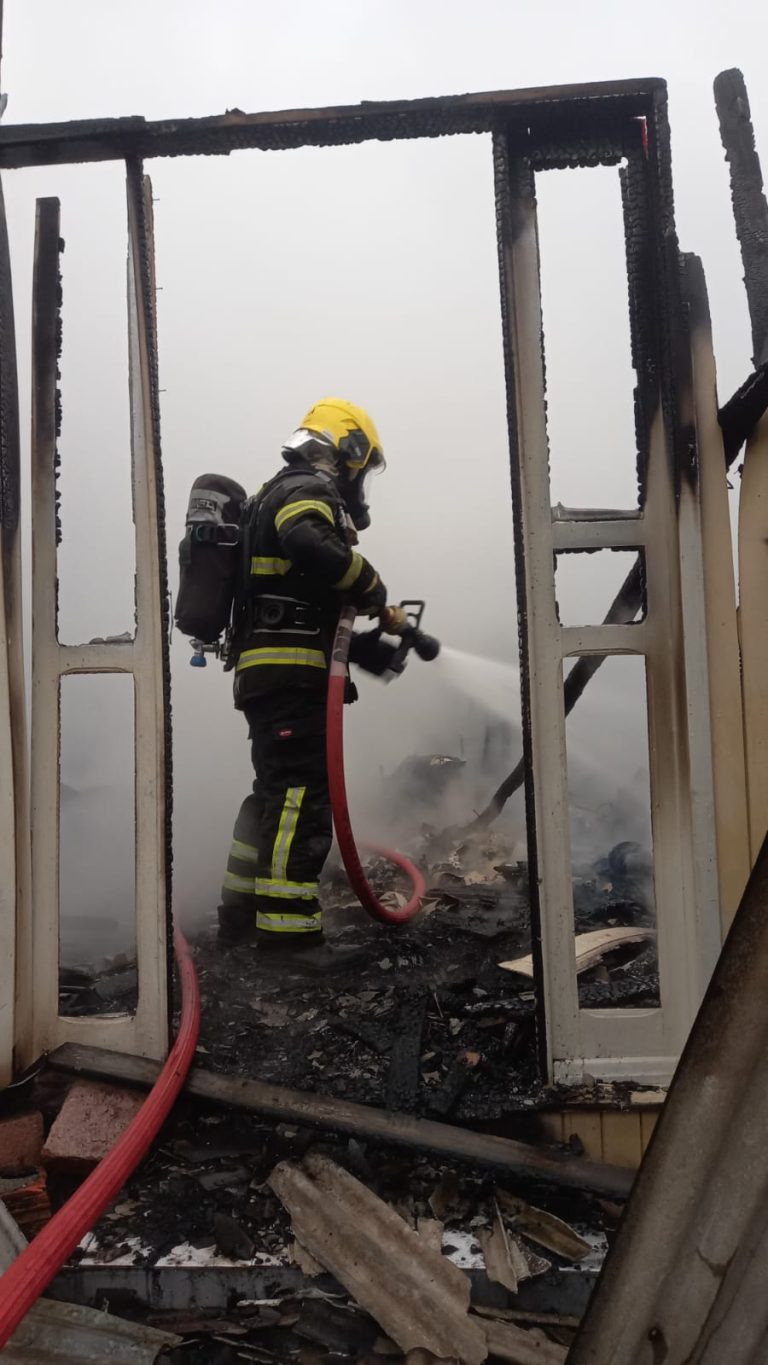 Incêndio atinge residência e deixa mulher ferida em Araranguá