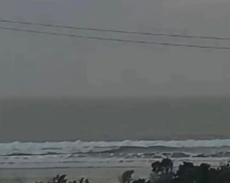 (Vídeo)Mulher é atingida por raio durante tempestade na praia da Pinheira