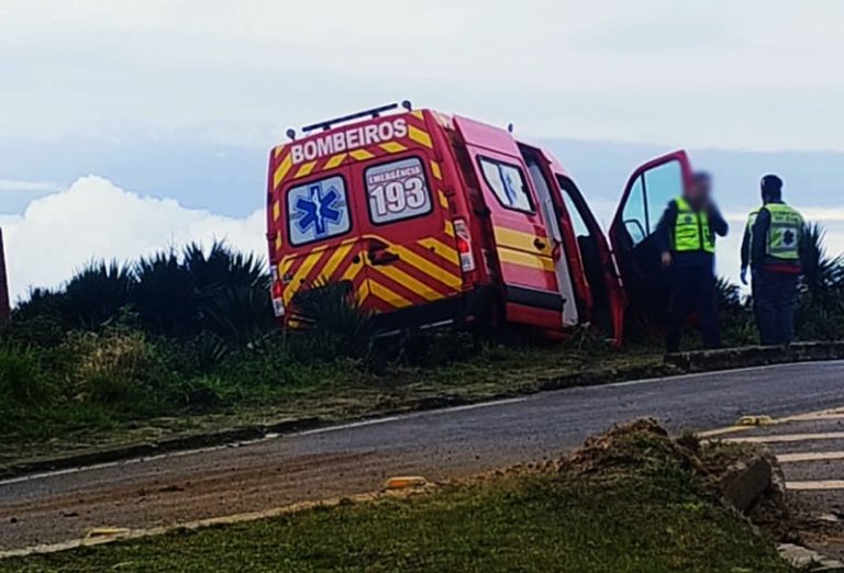 Viatura dos bombeiros se envolve em acidente durante atendimento em Laguna