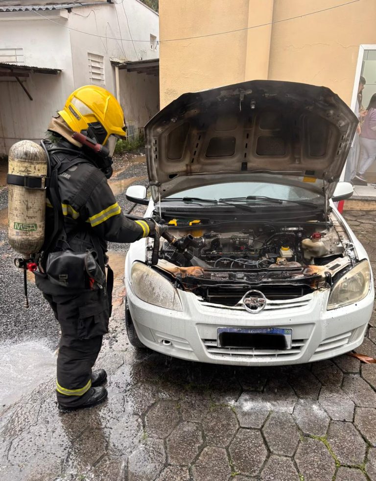 Carro pega fogo em garagem e mobiliza bombeiros no Centro de Criciúma