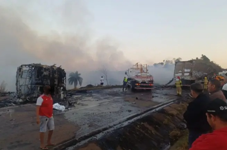 Colisão entre caminhão e ônibus deixa dois mortos e vários feridos em MG