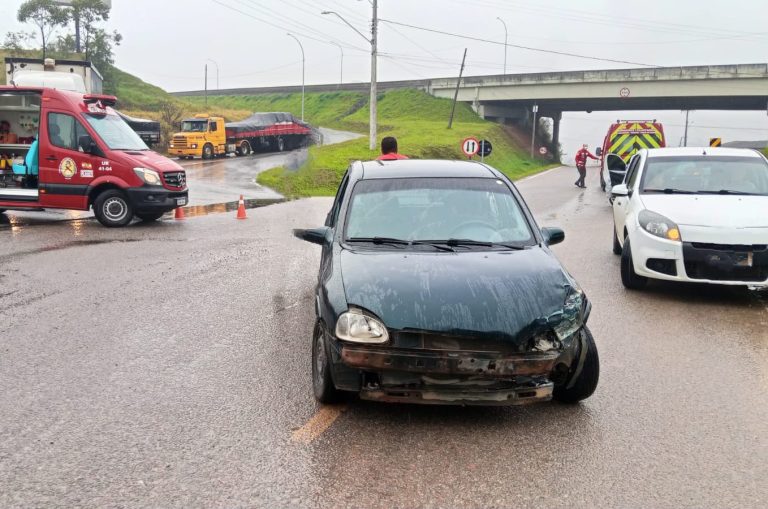 Três pessoas ficam feridas após colisão entre carros em Sangão
