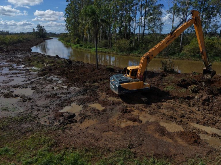 Força-tarefa une municípios na limpeza dos rios para prevenir alagamentos 