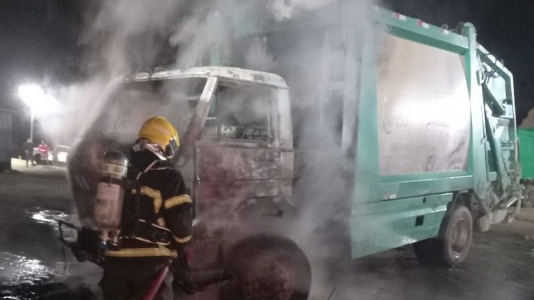 Incêndio destrói caminhão de coleta e atinge outros três veículos em Içara