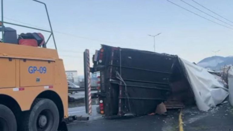 Carreta tombada bloqueia pista e provoca congestionamento na BR-101