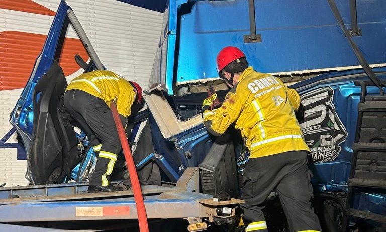 Motorista sobrevive após cabine ser esmagada grave em colisão na BR-101