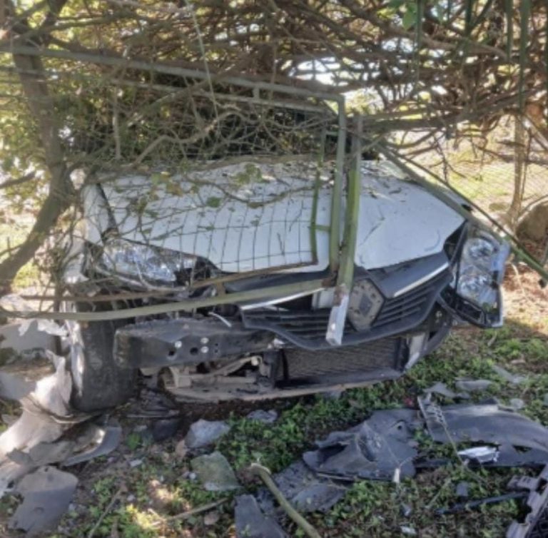 Carro colide na traseira de outro veículo e atinge muro de casa em Içara