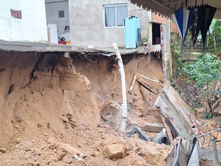 Deslizamento leva à evacuação de três casas em Braço do Norte