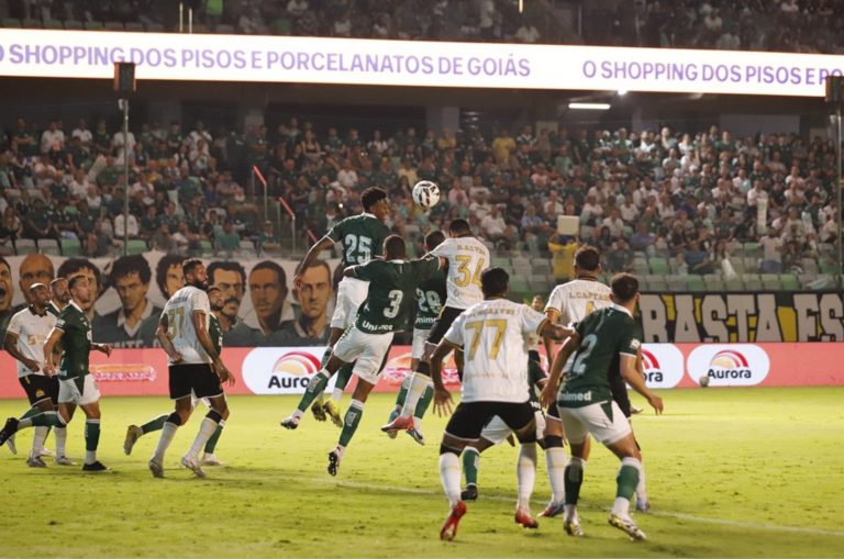 Criciúma enfrenta o Goiás no estádio Heriberto Hülse