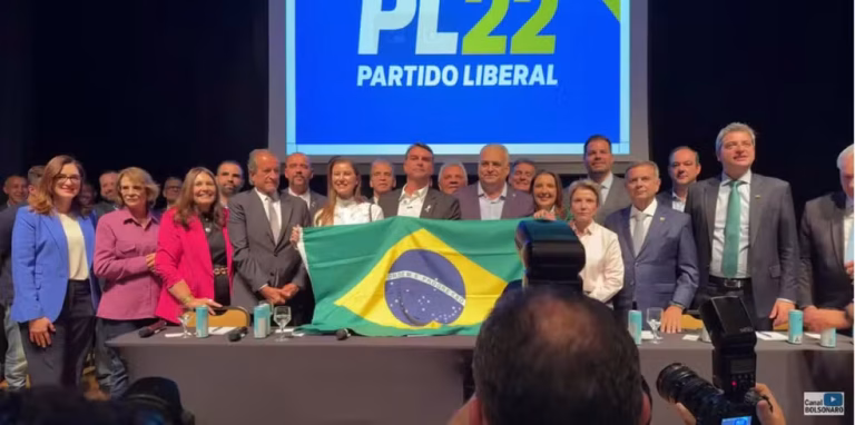 Flávio Bolsonaro anuncia deputado nordestino como vice à Presidência