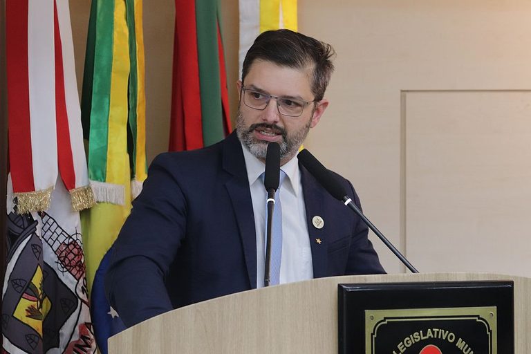 Justiça determina retorno de Júlio Bittencourt à Câmara de Criciúma