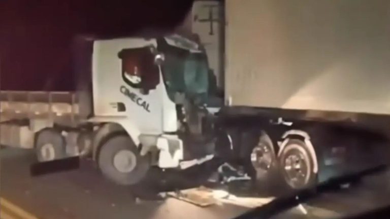 Engavetamento deixa quatro veículos destruídos na BR-470 na Serra