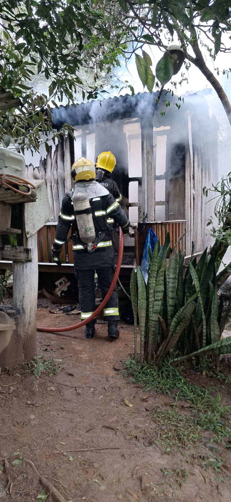 Forquilhinha: Paiol pega fogo em residência