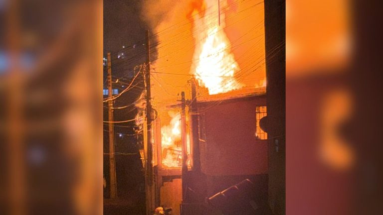 Incêndio destrói casa e deixa duas pessoas com queimaduras em Chapecó