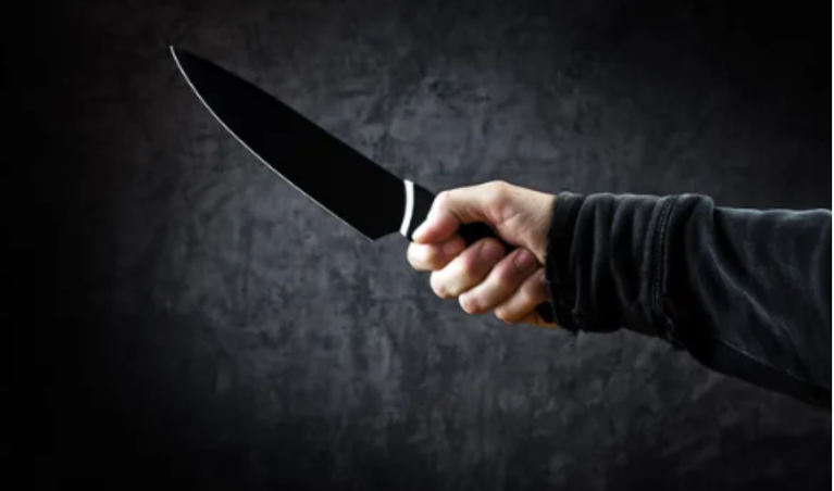 Adolescente esfaqueia homem para defender mãe de agressões em Criciúma