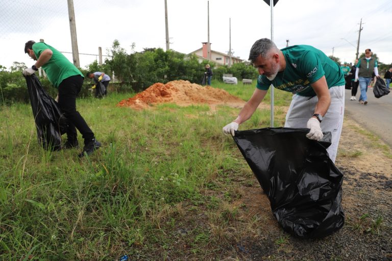 Mutirão de Limpeza recolhe cerca de três toneladas de lixo na Quarta Linha