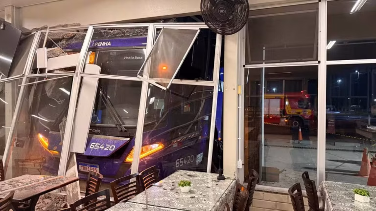 Ônibus invade restaurante e mata gerente prensada no Norte de SC