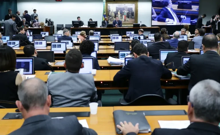 PECs do fim da escala 6×1 e da segurança pública chegam à CCJ do Senado