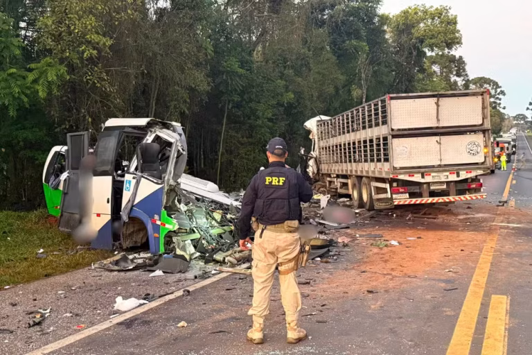 (VÍDEO) Tragédia: Acidente de trânsito deixa ao menos 23 mortos no Paraná