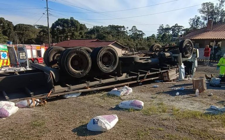 Carreta capota na BR-116 e motorista morre preso às ferragens